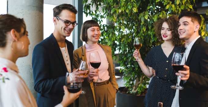 How to Find a Last-Minute Date for Your Business Party?